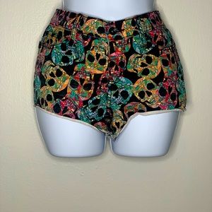 Multicolored shorts with skulls